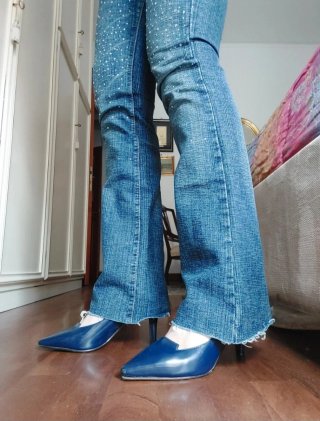 Jeans vita bassa svasati con strass