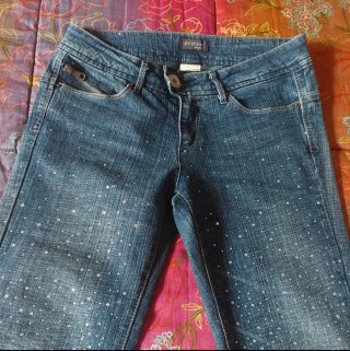 Jeans vita bassa svasati con strass