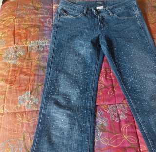 Jeans vita bassa svasati con strass