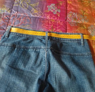 Jeans vita bassa svasati con strass