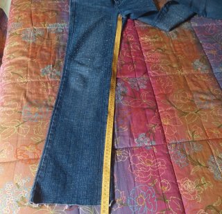 Jeans vita bassa svasati con strass