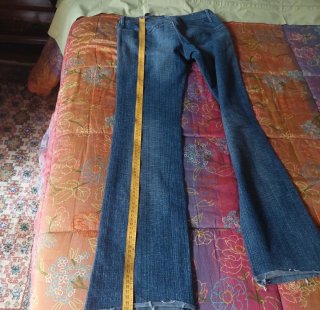 Jeans vita bassa svasati con strass