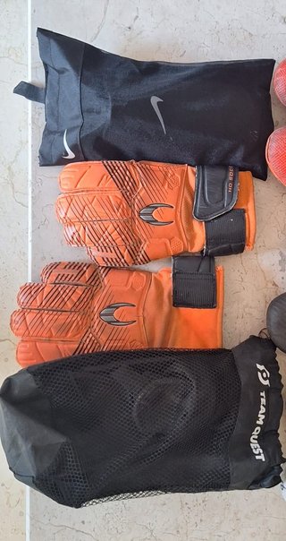 Guantes Portero y 2 Pares Espinilleras Fútbol