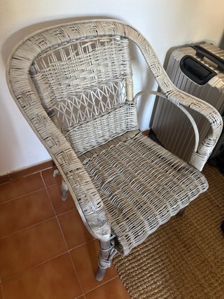 Silla de ratán blanca y marrón