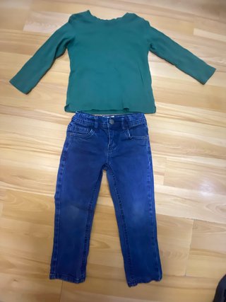 Set di abbigliamento verde e jeans