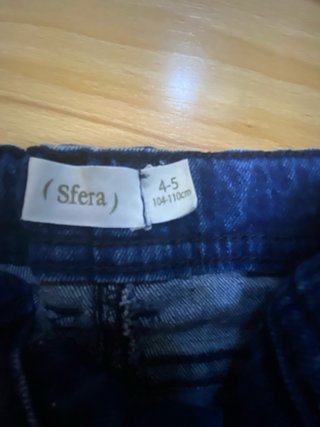 Set di abbigliamento verde e jeans