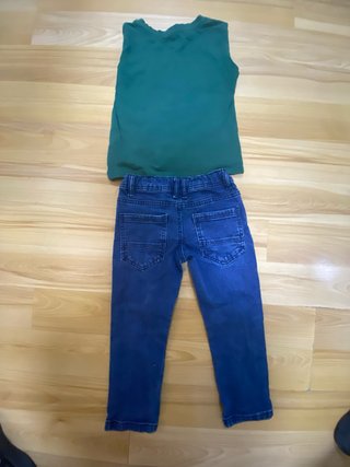 Set di abbigliamento verde e jeans