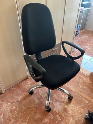Silla de oficina giratoria negra