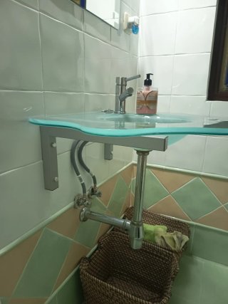 Lavabo y espejo de cristal