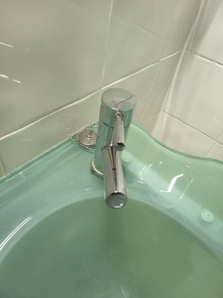 Lavabo y espejo de cristal