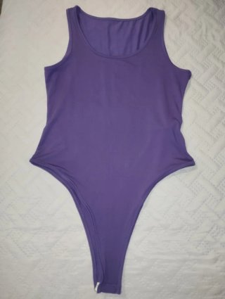Body lila tipo camiseta