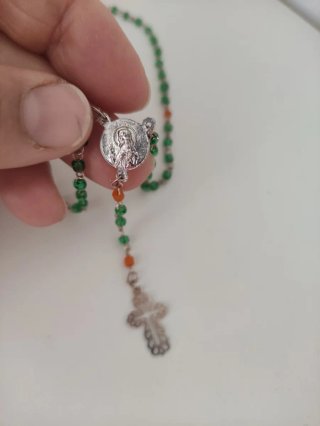 Colgante con cuentas verdes y naranjas
