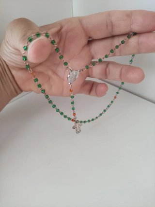 Colgante con cuentas verdes y naranjas