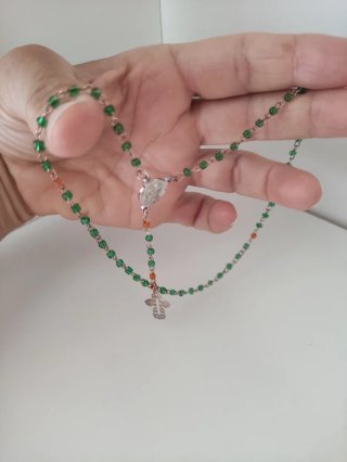 Colgante con cuentas verdes y naranjas
