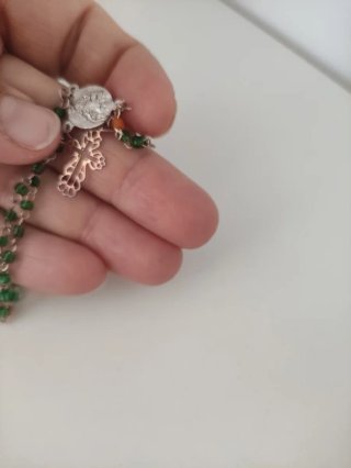 Colgante con cuentas verdes y naranjas