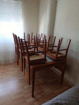 Mesa de comedor madera y cristal más sillas