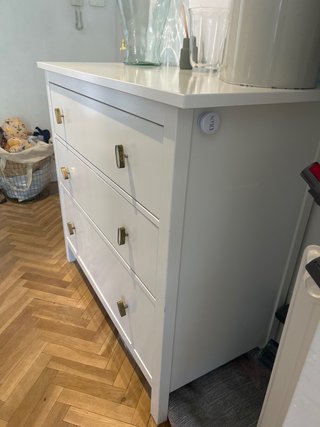 Cómoda blanca de madera