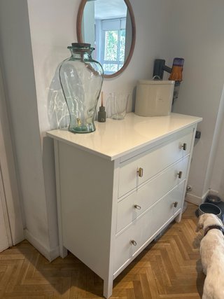 Cómoda blanca de madera