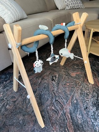 Palestra per bambini in legno con giocattoli