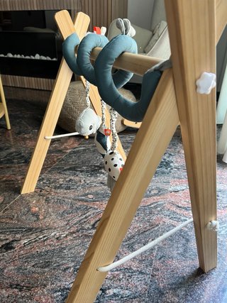 Palestra per bambini in legno con giocattoli