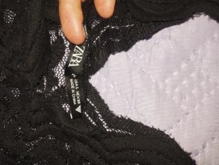 Top de encaje negro con escote en V