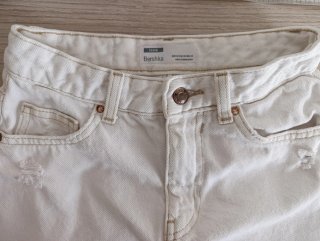 Pantalón corto blanco desgastado