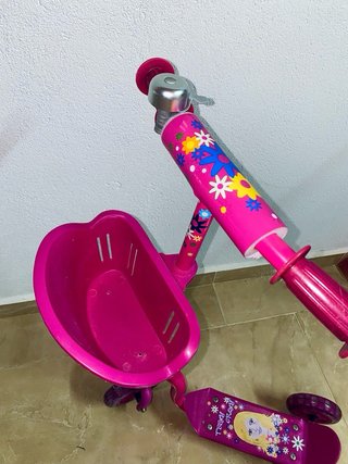 Patinete infantil rosa de 3 ruedas con cesta