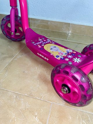Patinete infantil rosa de 3 ruedas con cesta