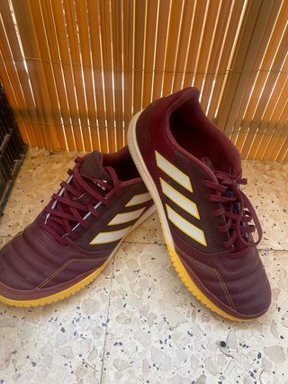 Zapatillas de futsal Adidas rojas y amarillas