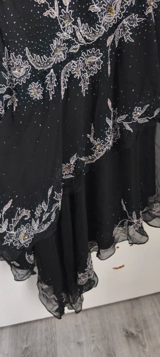 Vestido negro pedrería cosido a mano