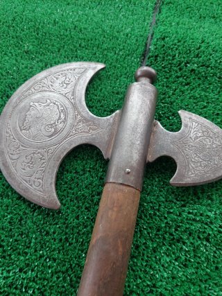 Hacha medieval decorativa
