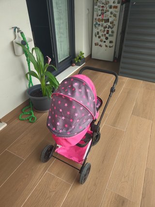 Carrito de muñecas rosa y gris estrellas