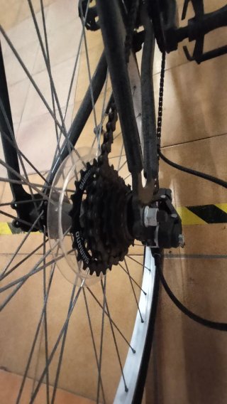 Bicicleta de paseo negra con cesta