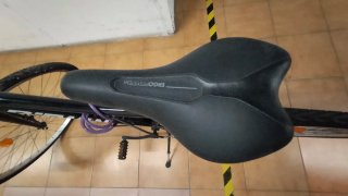 Bicicleta de paseo negra con cesta
