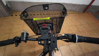 Bicicleta de paseo negra con cesta