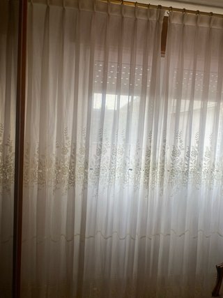 Cortinas de tela con anillas doradas