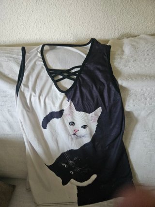 Camiseta tirantes gatos blanco y negro