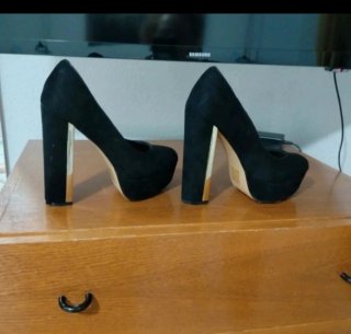 Zapatos tacón negros y dorados