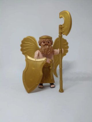 Playmobil Guerrero Dorado con Hacha y Escudo