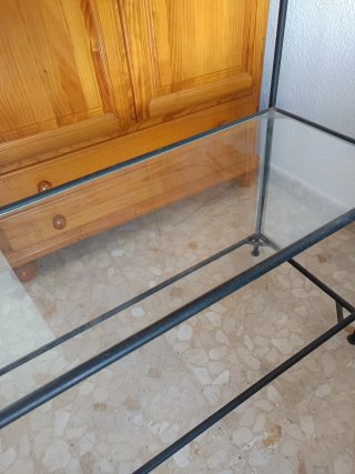 Scaffale in ferro nero con 3 ripiani in vetro