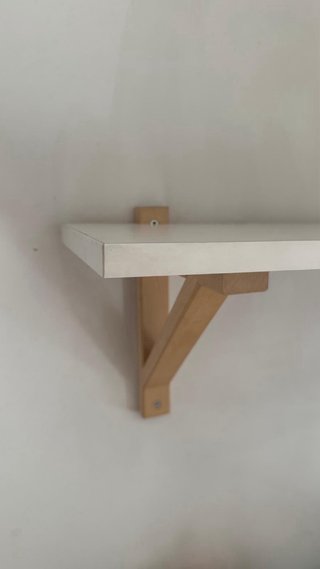 Estantería de pared blanca y madera