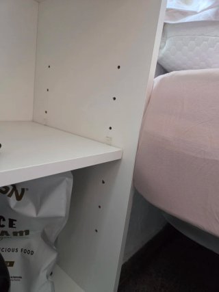 Mueble blanco con balda ajustable en 7 alturas.