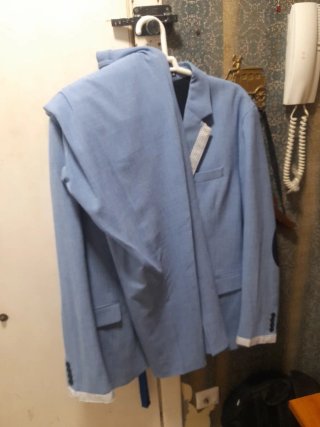 Traje azul con detalles