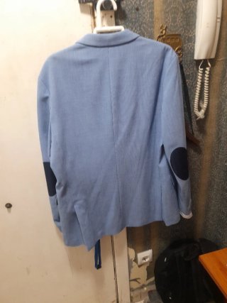 Traje azul con detalles