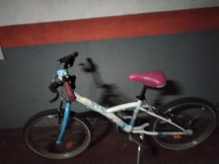 Bicicleta infantil Btwin blanca y azul