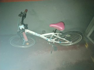Bicicleta infantil Btwin blanca y azul