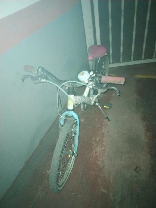 Bicicleta infantil Btwin blanca y azul