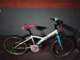 Bicicleta infantil Btwin blanca y azul