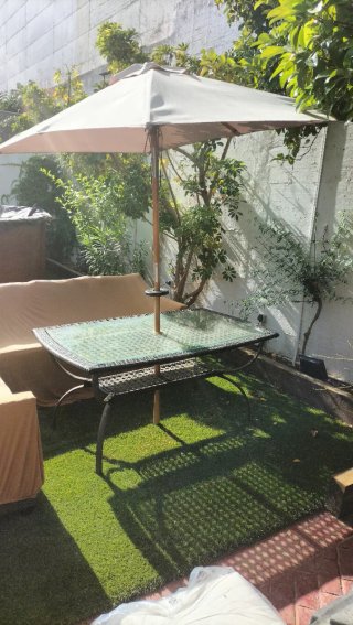 Mesa y sombrilla de terraza