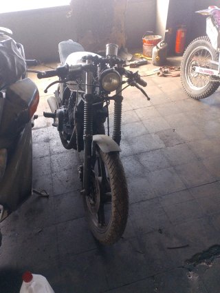 Moto Yamaha Naked Negra/Marrón